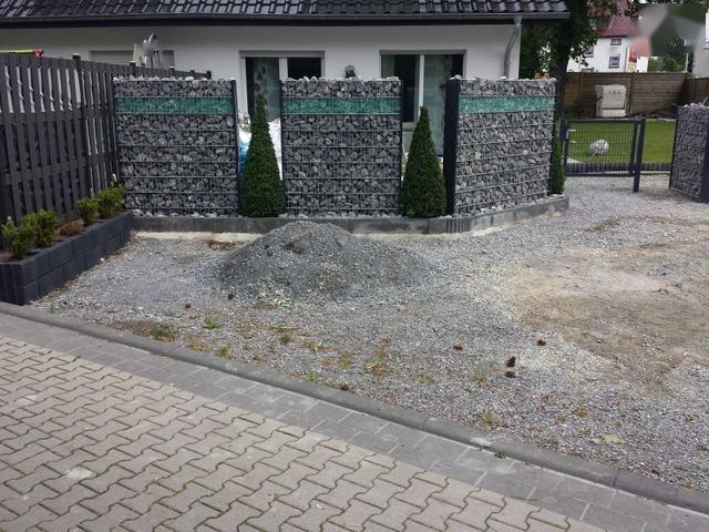 院子砌围墙一块实心砖都没用,水泥砌镂空花砖穿插钢筋,结实.